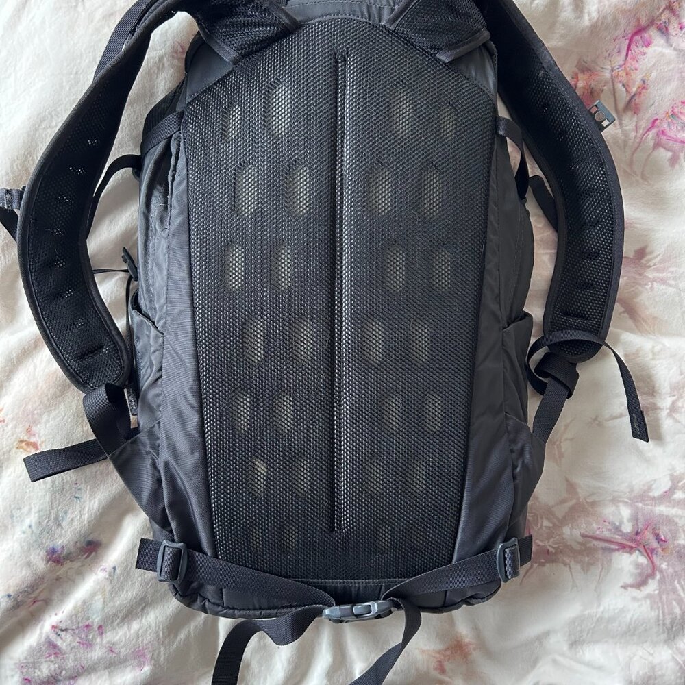 Gregory Inertia 20 Unisex Hiking Backpack - Black / Grey - Picture 2 of 7